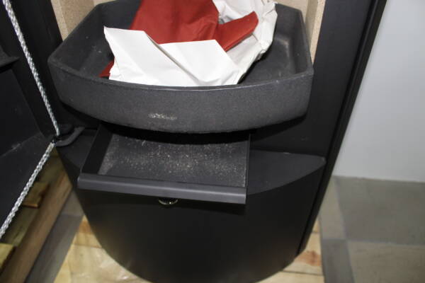 Piec kominek wolnostojący na drewno czarny Victoria Opal Lux-W 5 kW EKOPROJEKT - popielnik