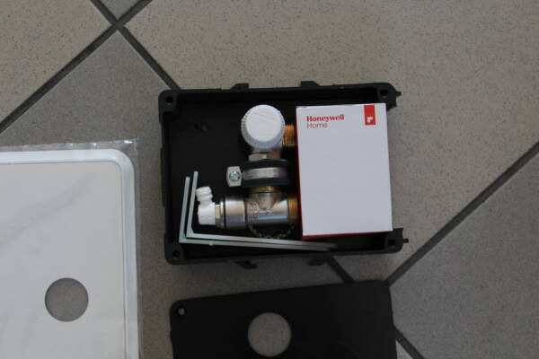 Zestaw do ogrzewania podłogowego T6102RUB15 Honeywell Home nastawa od 20 do 50 stopni celsjusza